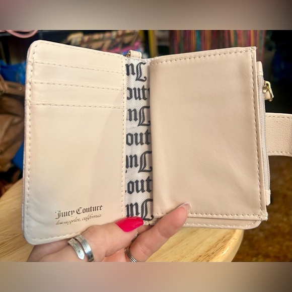 Juicy Couture Modern Chic Sandstone Bifold Card Wallet w/ Heart Keychain​​ - Picture 9 of 12